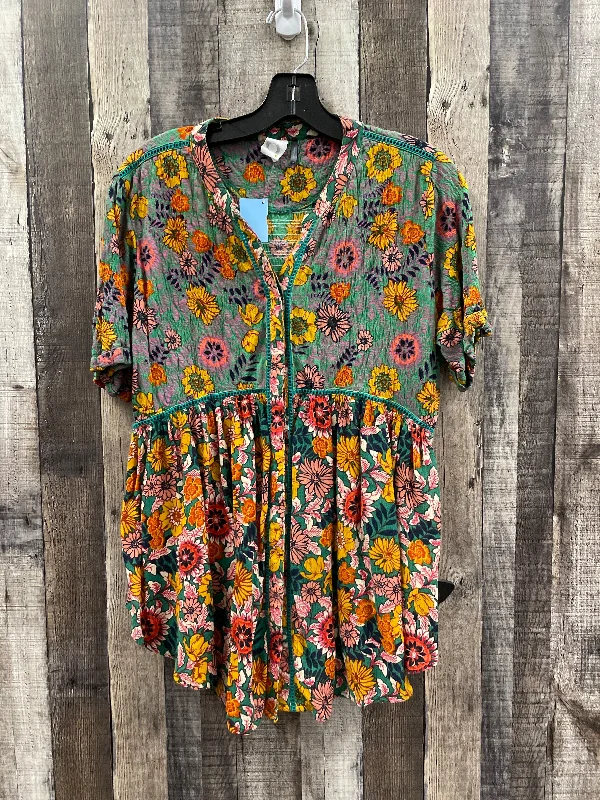 Top Short Sleeve By Anthropologie In Multi-colored, Size: M